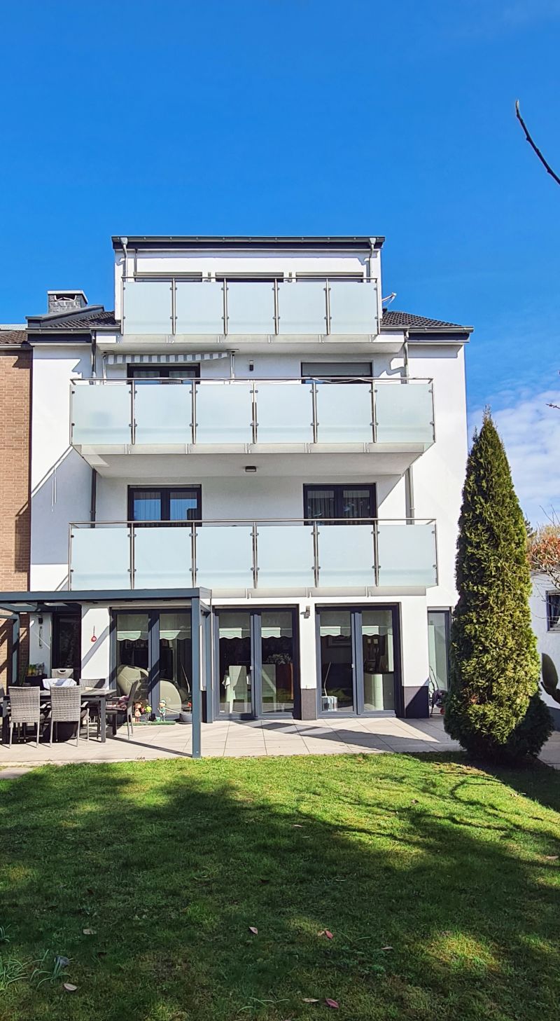TRAUMHAFTE, LICHTDURCHFLUTETE WOHNUNG IN RUHIGER & RHEINNAHER LAGE VON NEUSS-GNADENTAL